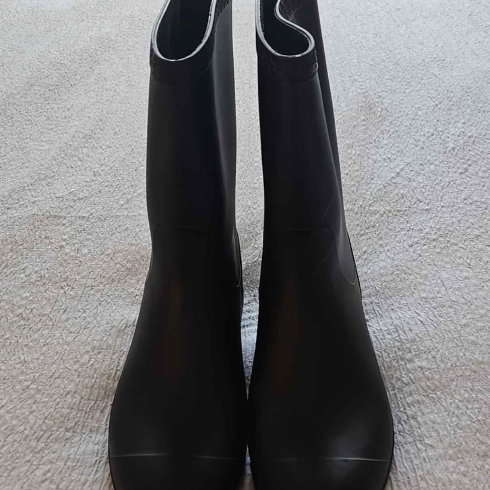 UGG Black Winter Rain Boots Pull-On Design